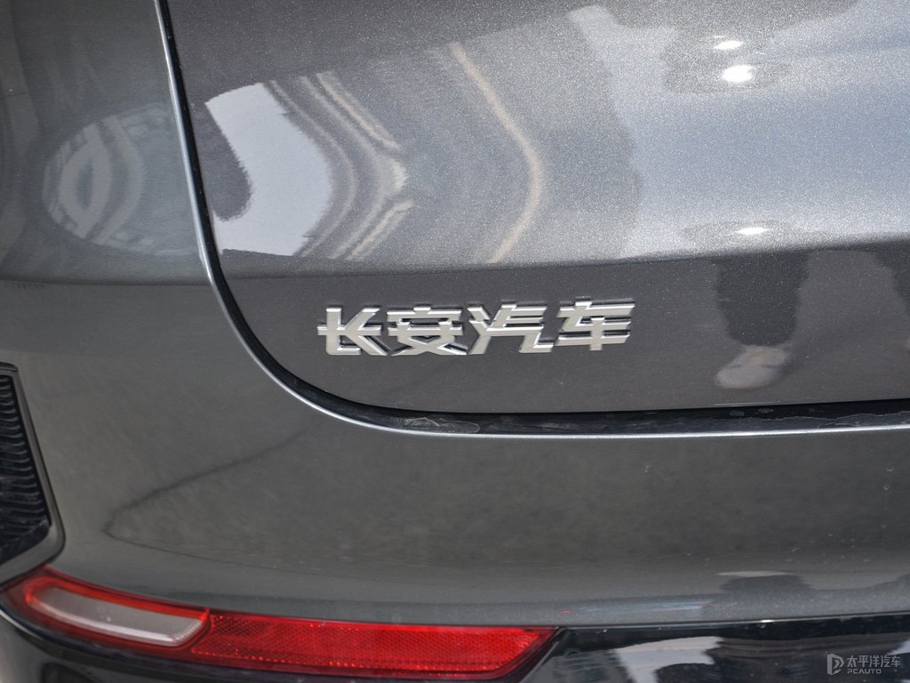 安第斯灰長(zhǎng)安CS75 PLUS車尾外觀圖片