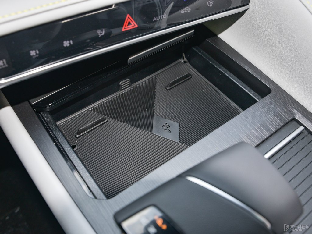 安第斯灰長(zhǎng)安CS75 PLUS中控內(nèi)飾圖片