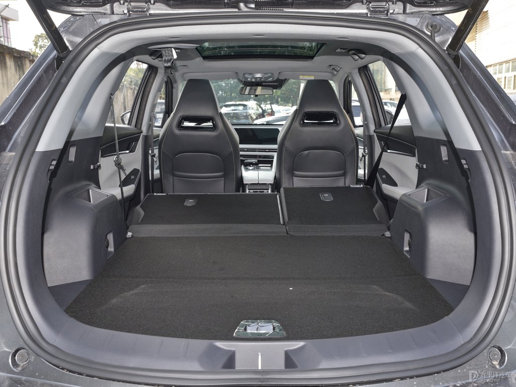 安第斯灰長(zhǎng)安CS75 PLUS后備廂空間圖片