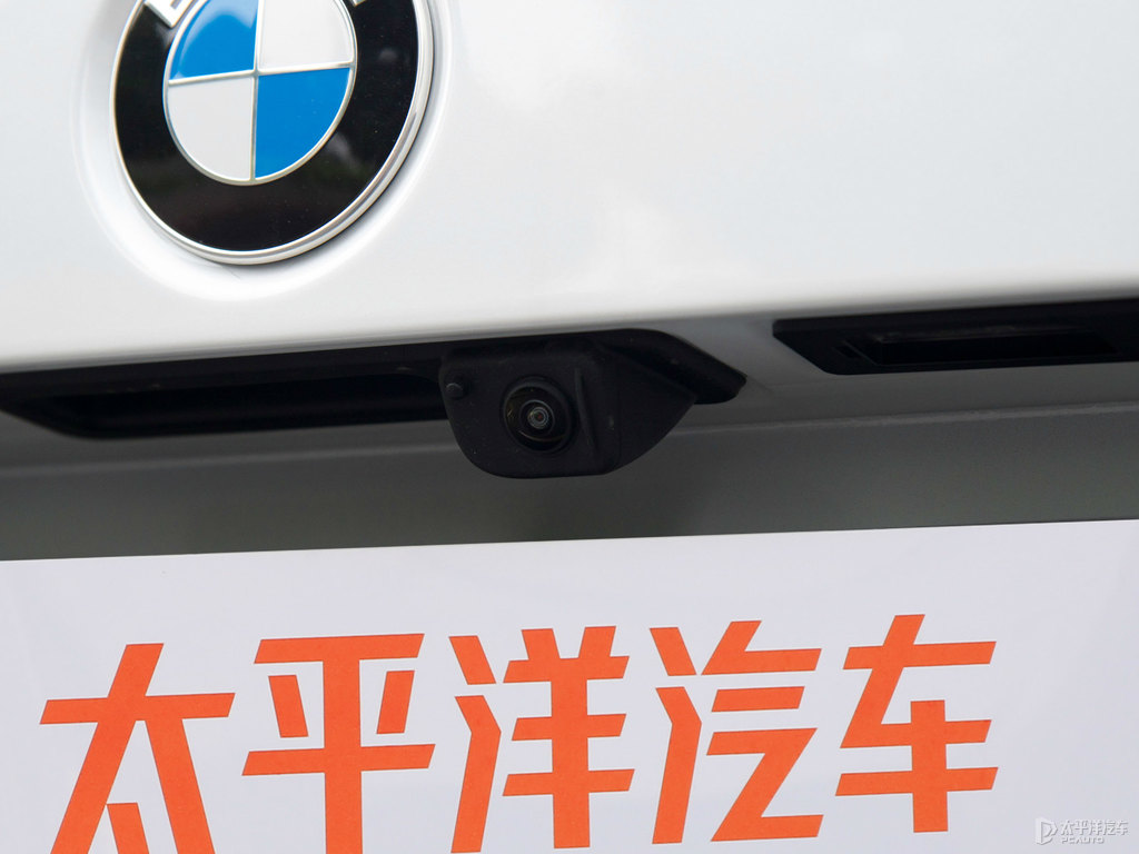 礦石白寶馬X1車尾外觀圖片