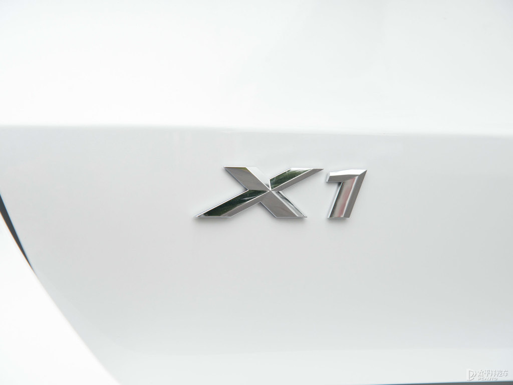礦石白寶馬X1車尾外觀圖片