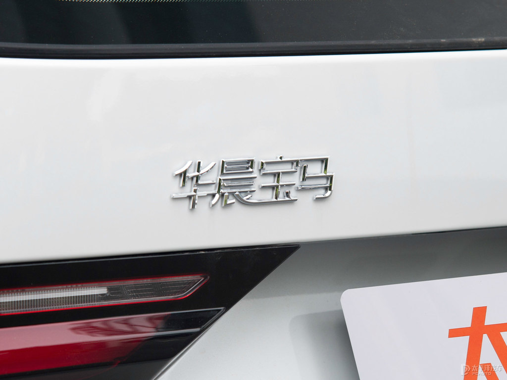 礦石白寶馬X1車尾外觀圖片