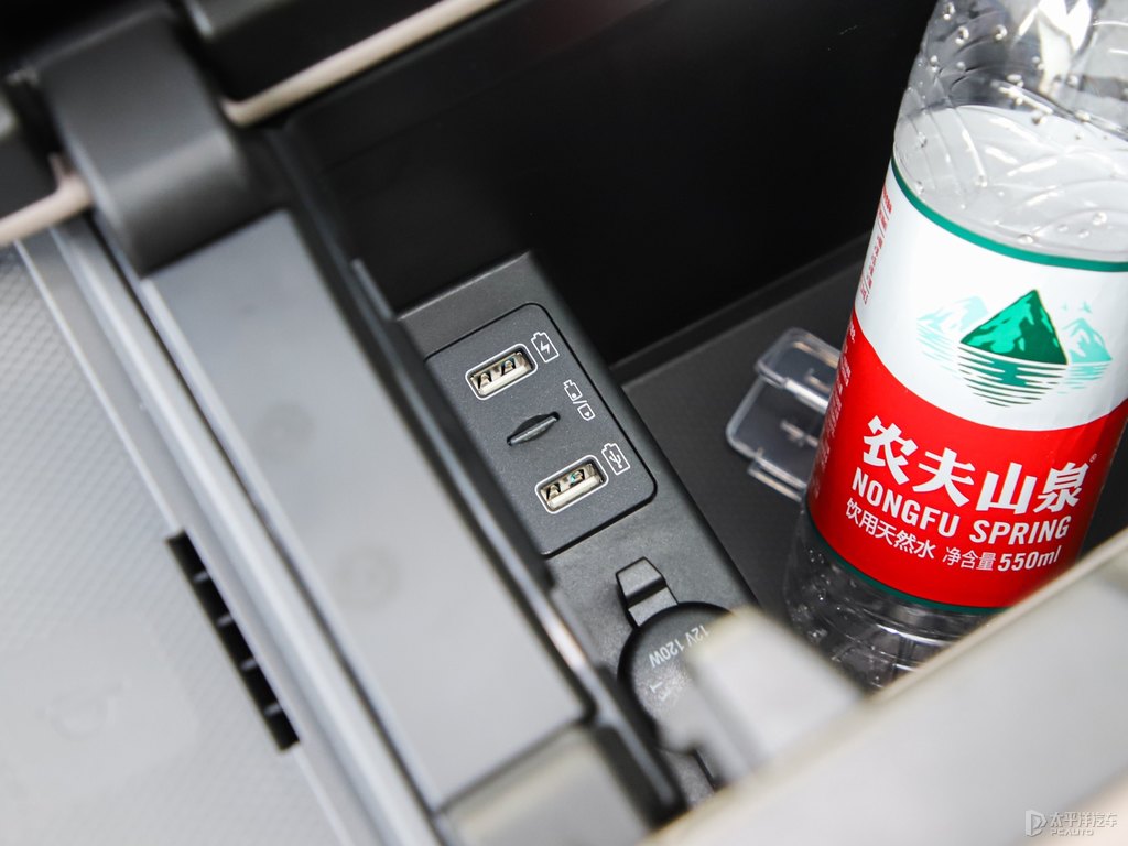 銀釉白唐新能源儲(chǔ)物空間空間圖片
