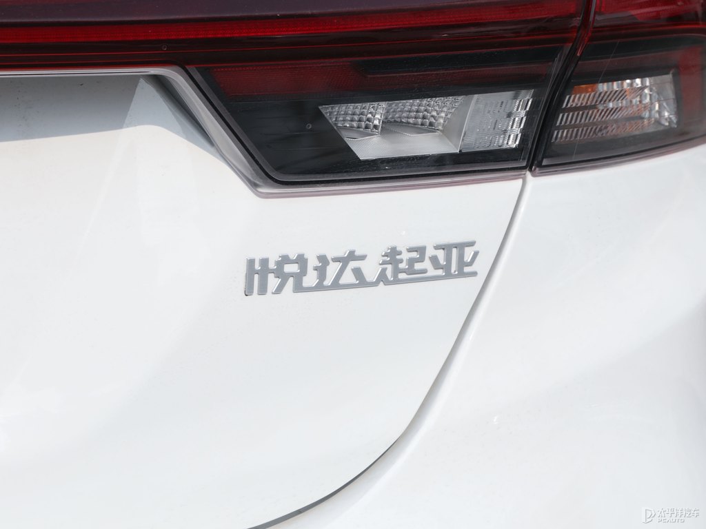 透明白起亞K3車尾外觀圖片
