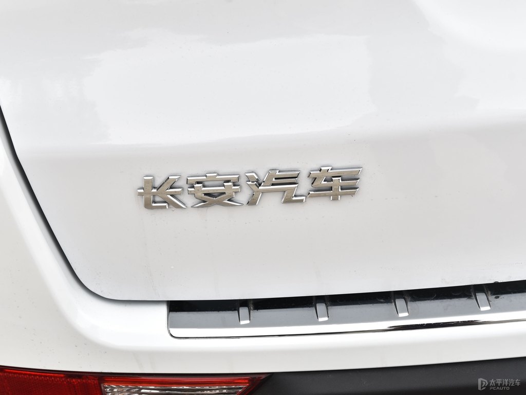 精靈白長安CS75車尾外觀圖片