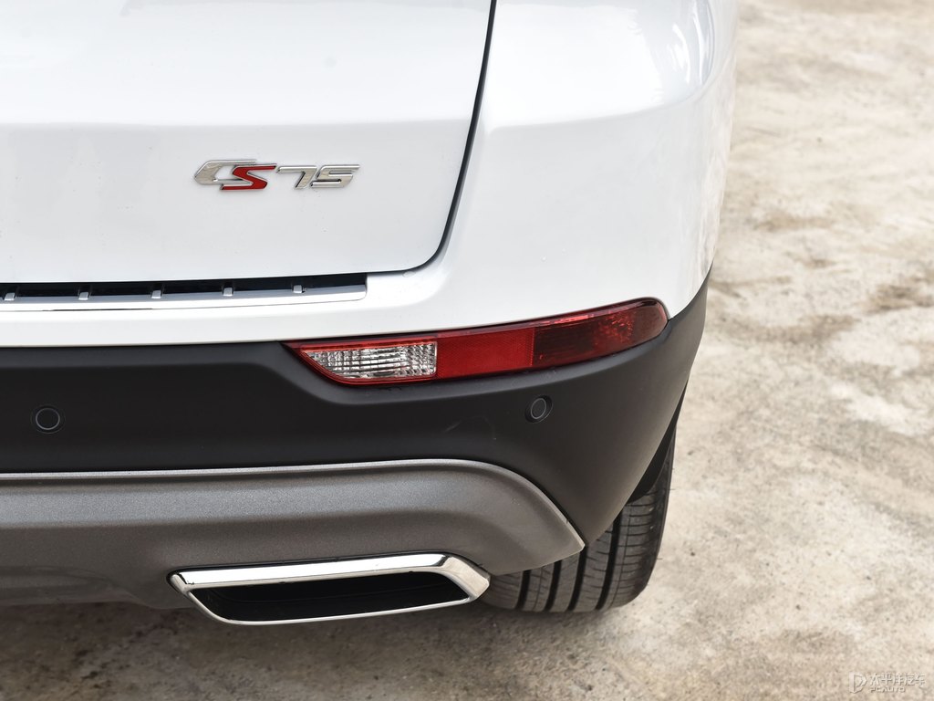 精靈白長安CS75車尾外觀圖片