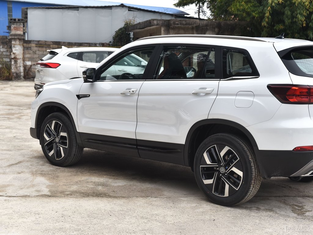 精靈白長安CS75車身外觀圖片