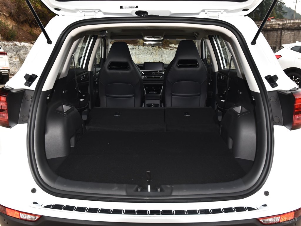 精靈白長(zhǎng)安CS75后備廂空間圖片