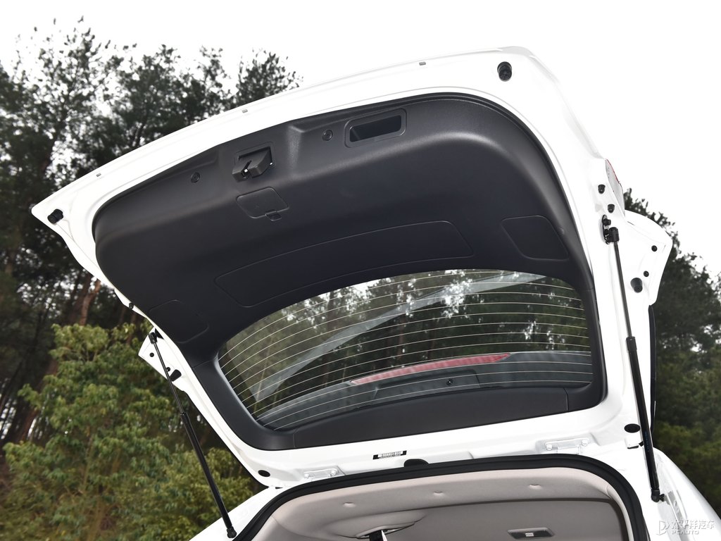 精靈白長(zhǎng)安CS75后備廂空間圖片