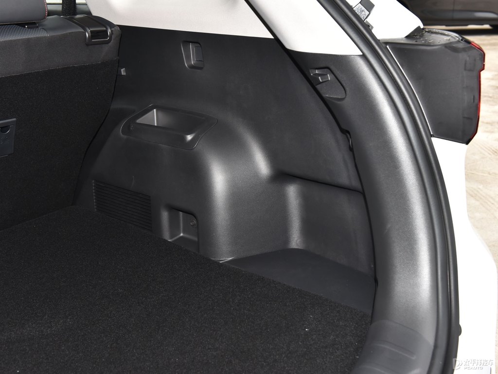 精靈白長安CS75后備廂空間圖片