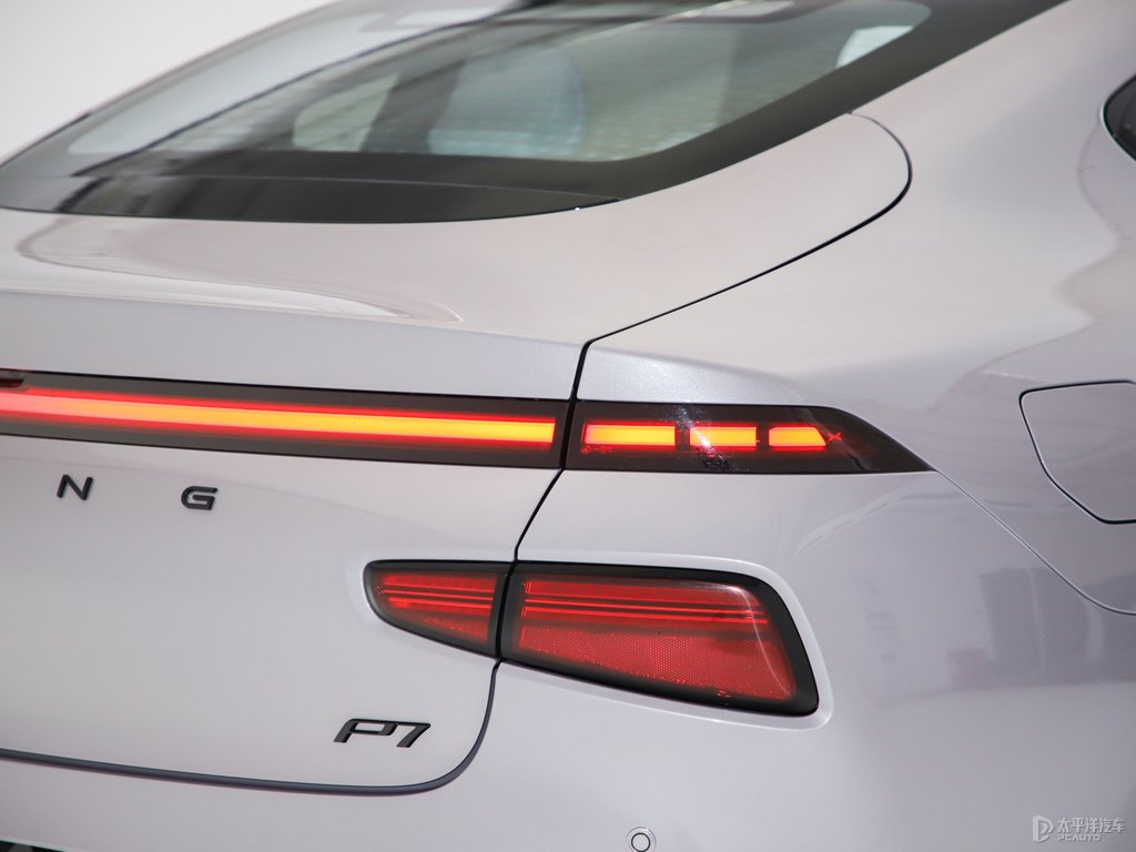 星暮紫小鵬P7車尾外觀圖片