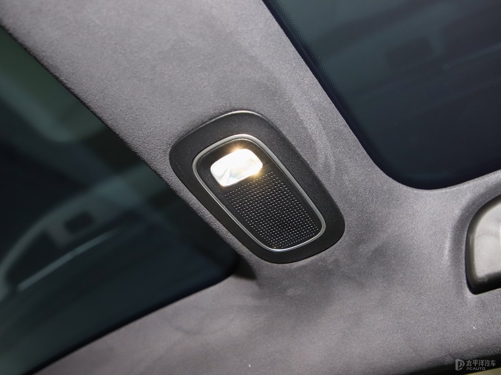 星暮紫小鵬P7車廂內(nèi)飾圖片