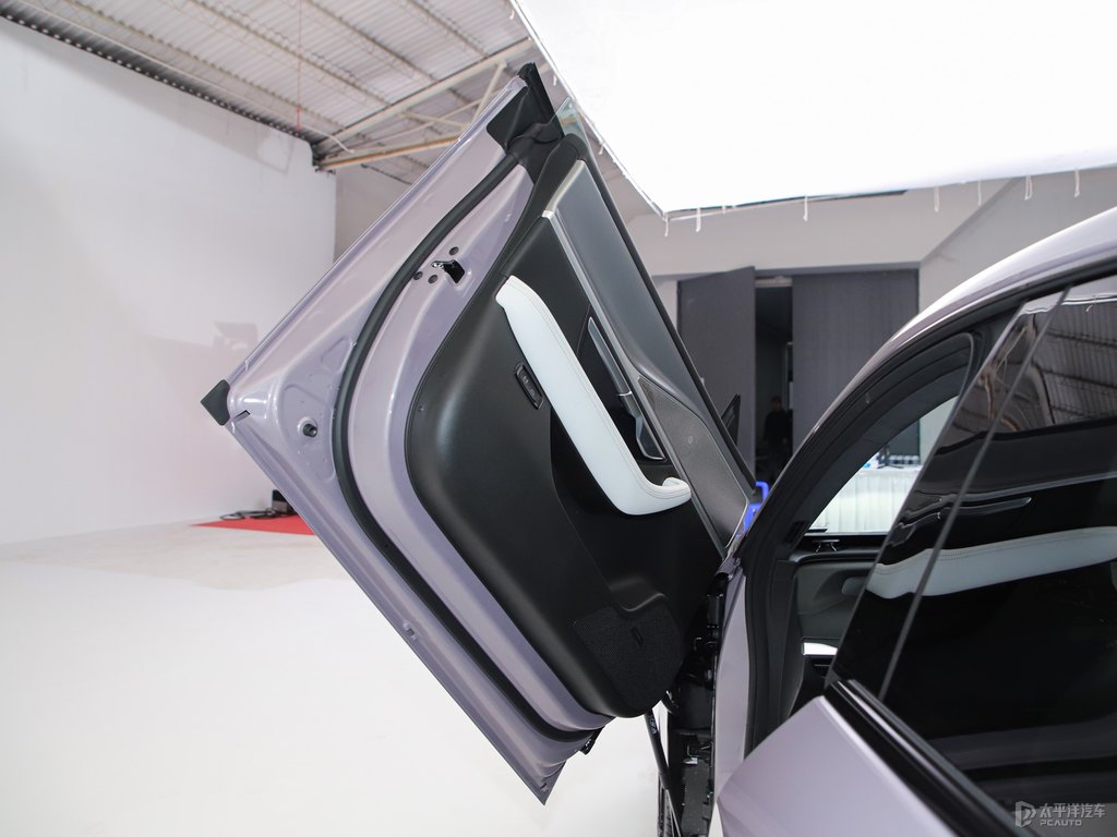星暮紫小鵬P7車廂內(nèi)飾圖片