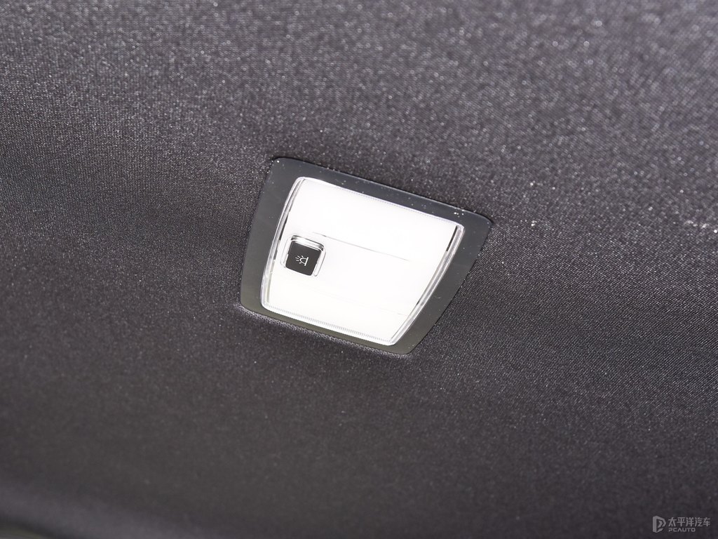 超音速鈦銀雷克薩斯UX車廂內飾圖片