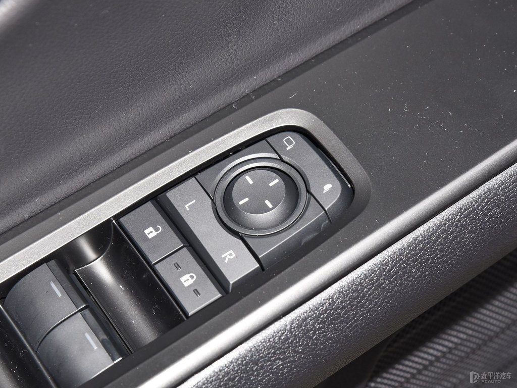 超音速鈦銀雷克薩斯UX車廂內(nèi)飾圖片