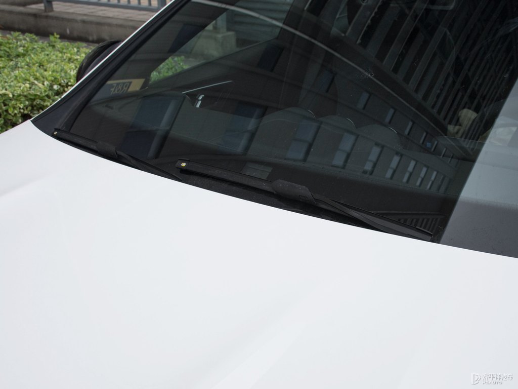 北極白奔馳C級車身外觀圖片