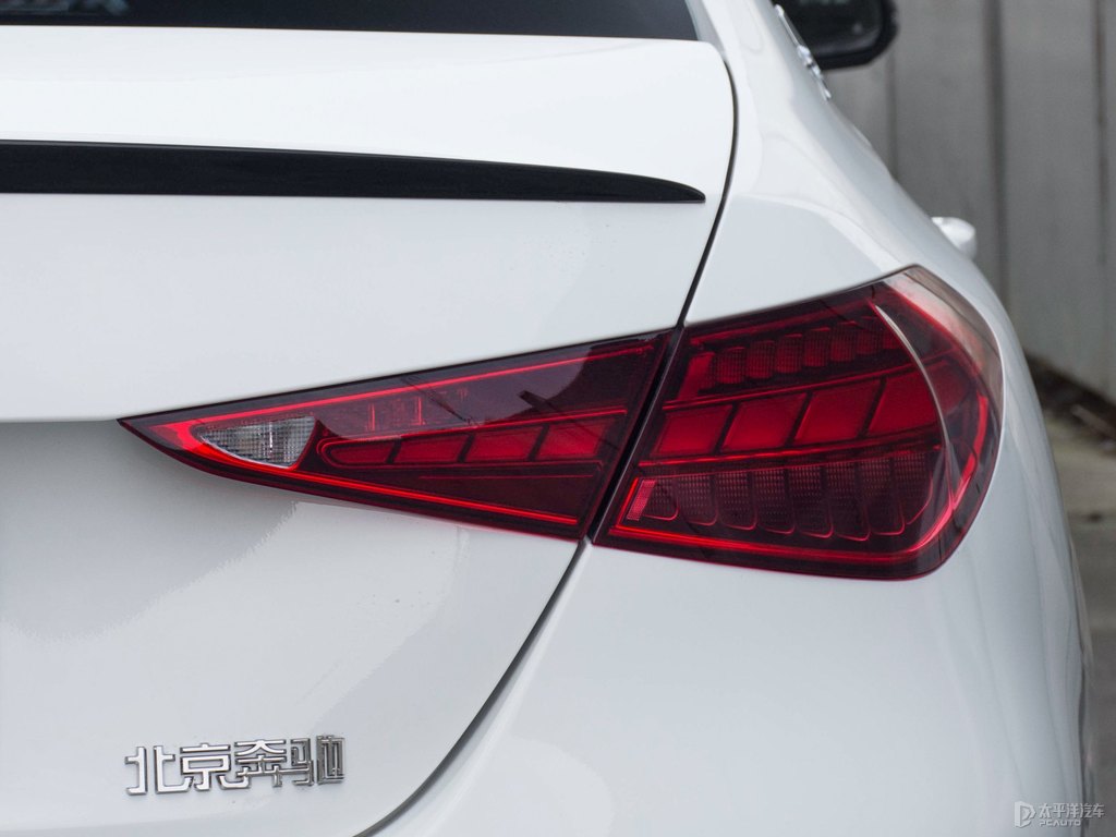 北極白奔馳C級(jí)車(chē)尾外觀圖片