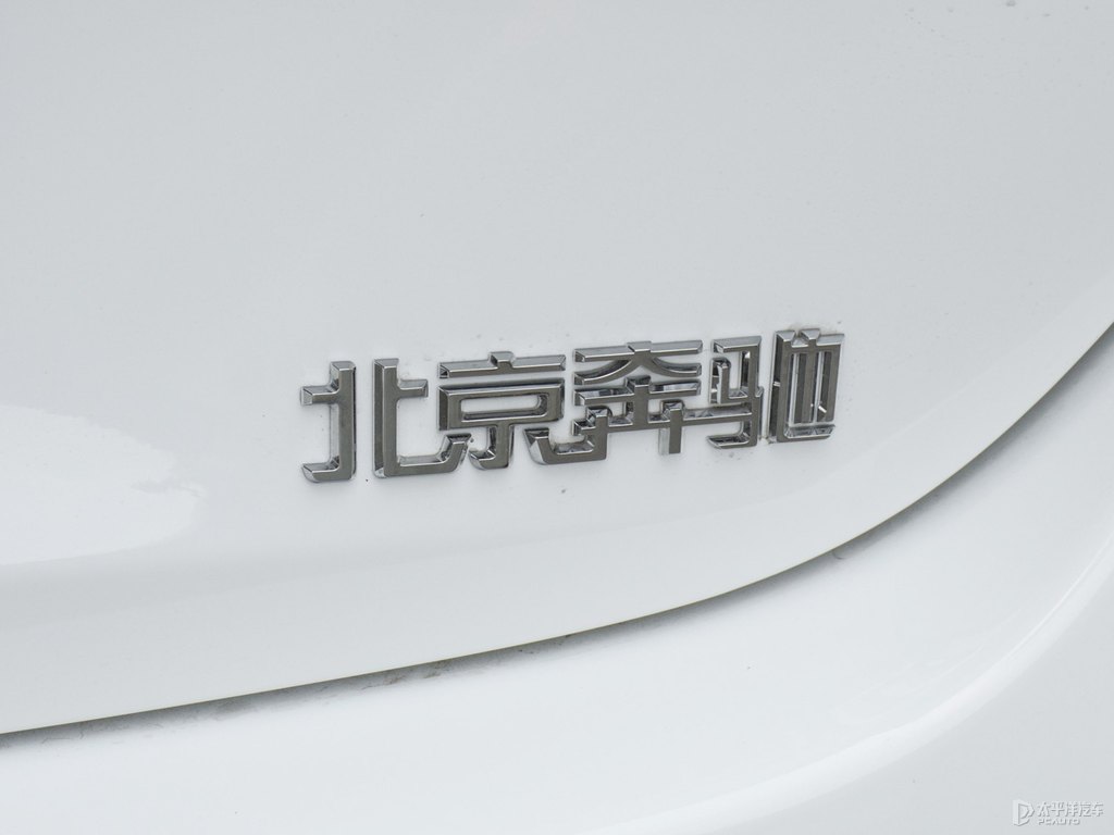 北極白奔馳C級車尾外觀圖片