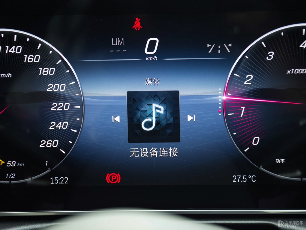 北極白奔馳C級中控內(nèi)飾圖片