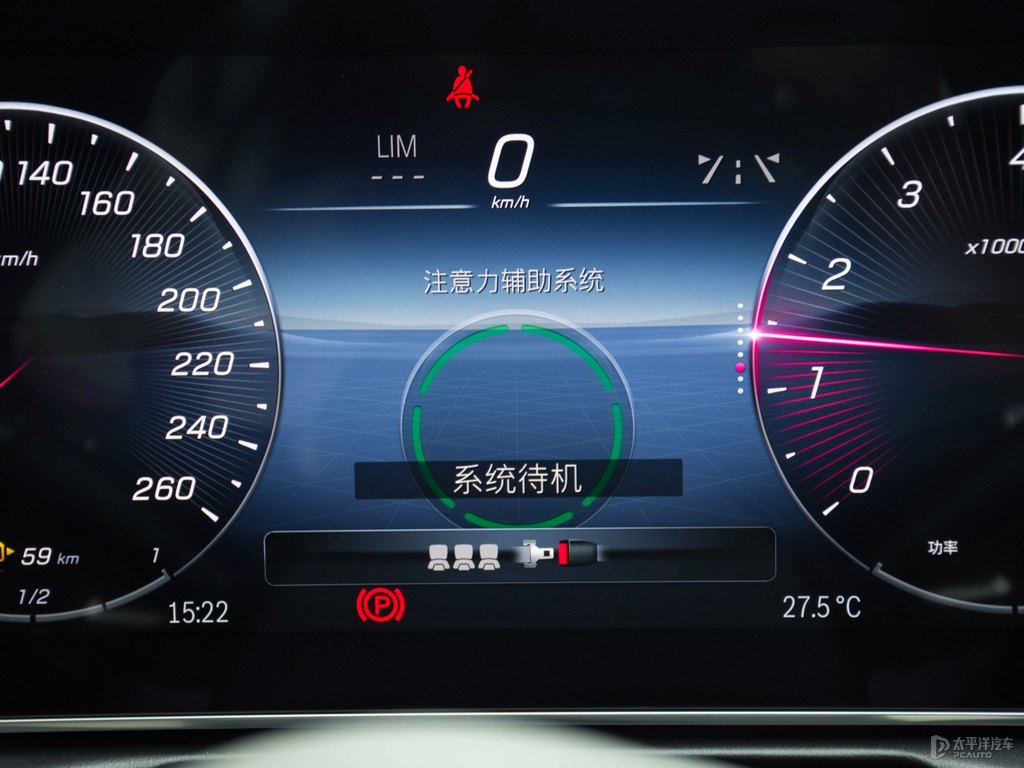 北極白奔馳C級中控內(nèi)飾圖片
