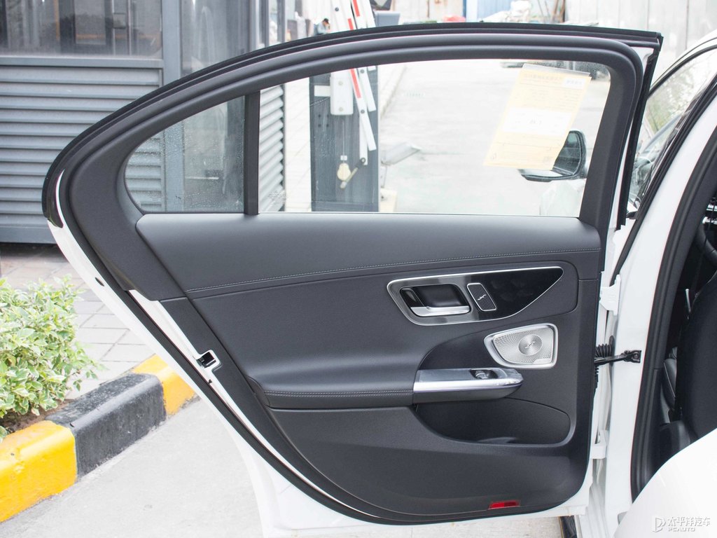 北極白奔馳C級車廂內(nèi)飾圖片