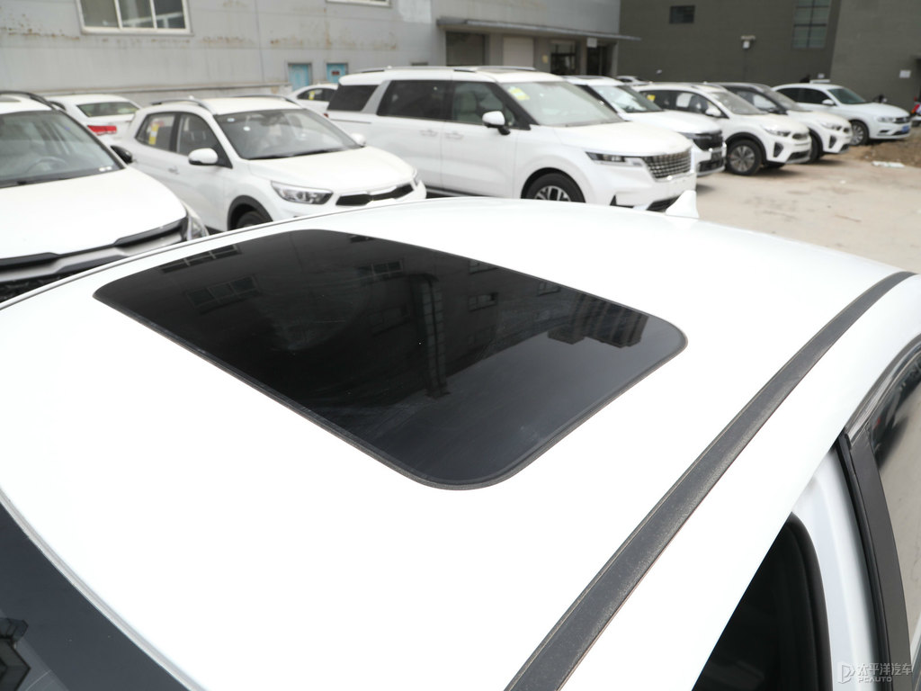 透明白起亞K3車(chē)身外觀圖片
