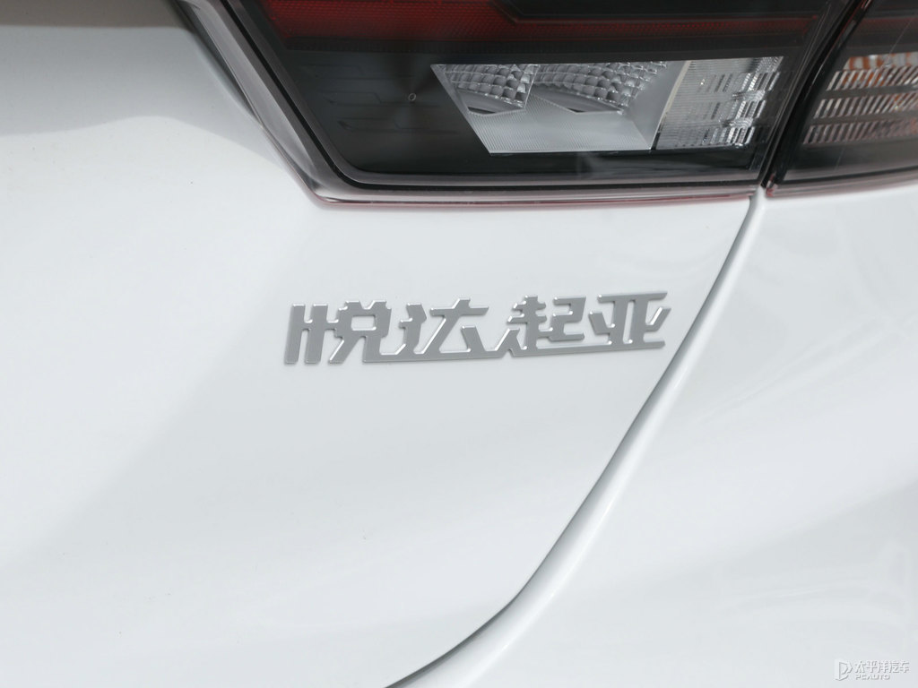 透明白起亞K3車尾外觀圖片