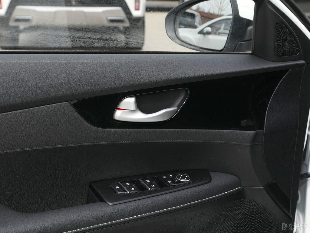 透明白起亞K3車廂內(nèi)飾圖片