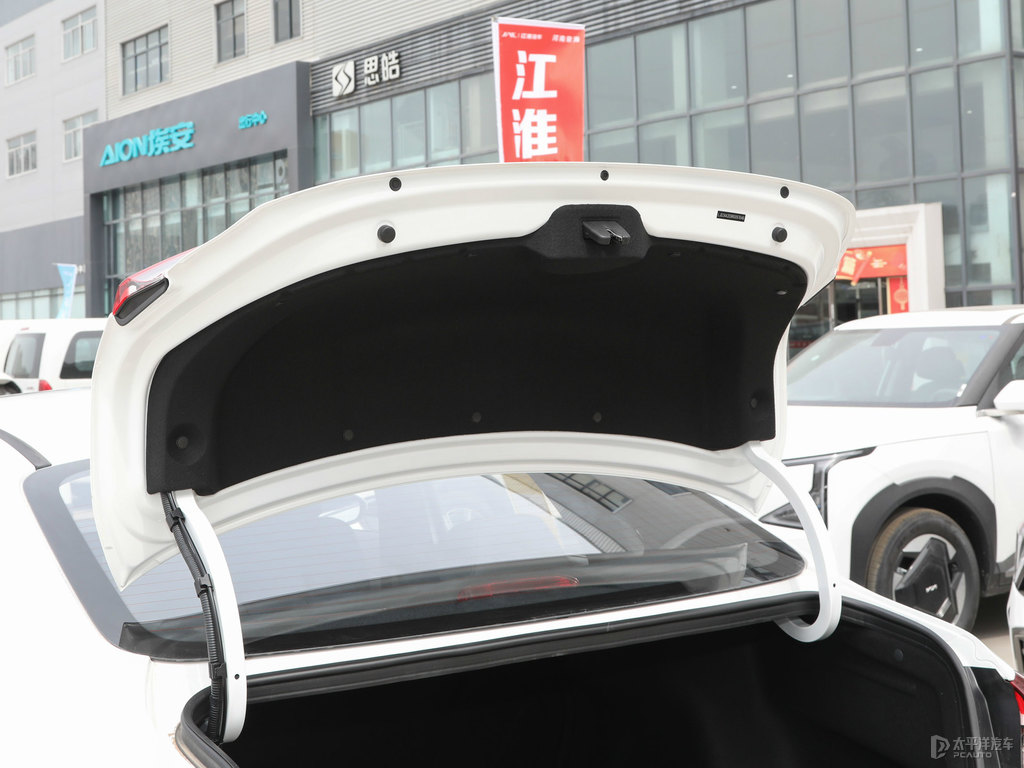 透明白起亞K3后備廂空間圖片