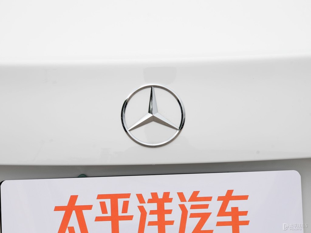 北極白奔馳C級(jí)車尾外觀圖片