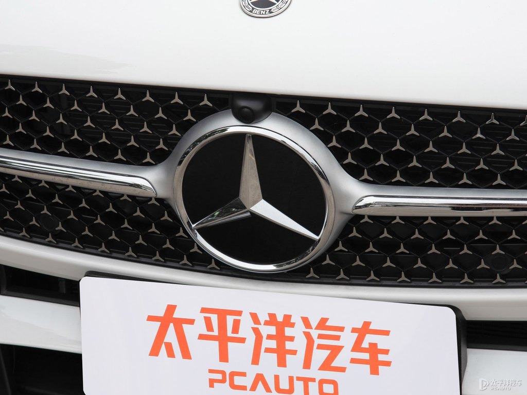 北極白奔馳C級(jí)車頭外觀圖片
