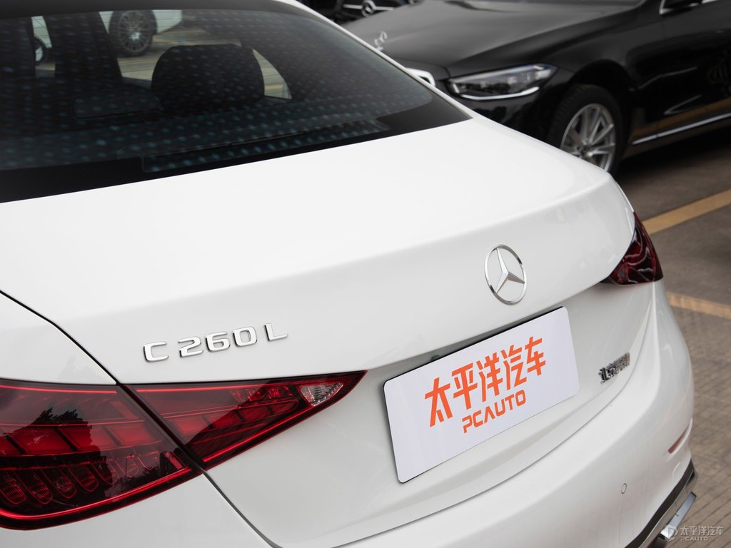 北極白奔馳C級車尾外觀圖片
