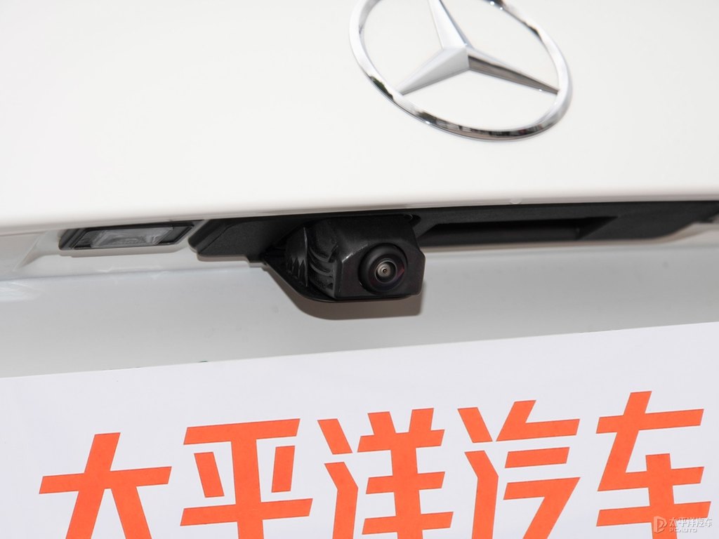 北極白奔馳C級車尾外觀圖片