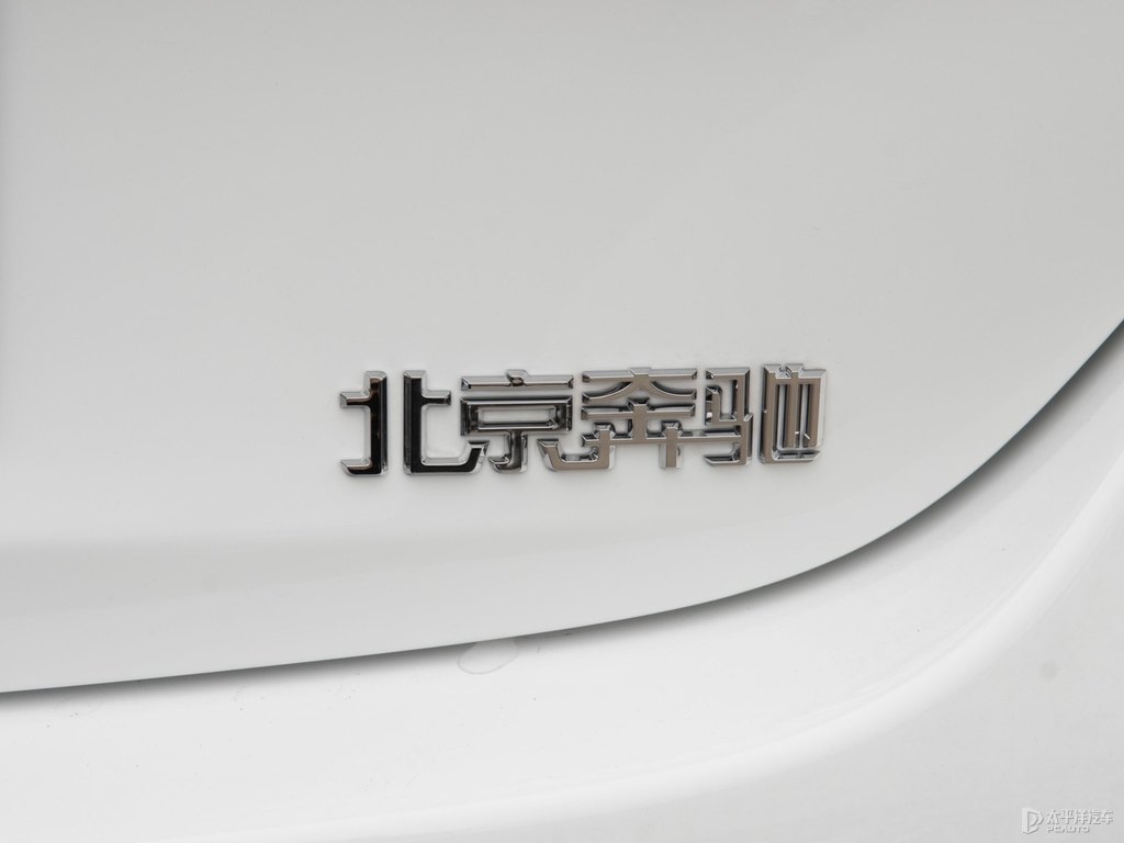 北極白奔馳C級(jí)車尾外觀圖片