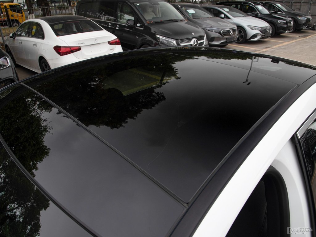 北極白奔馳C級(jí)車身外觀圖片