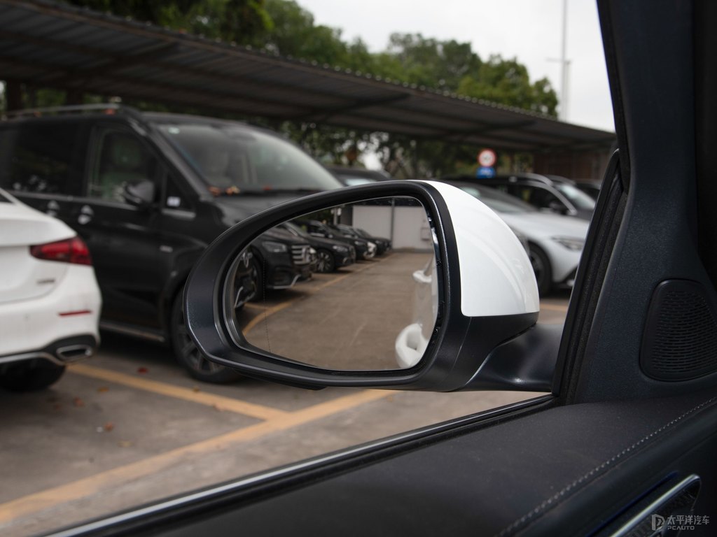北極白奔馳C級車身外觀圖片