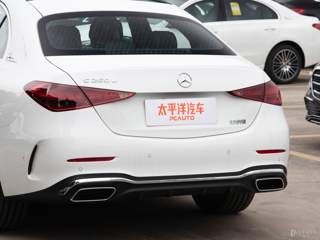 北極白奔馳C級(jí)車尾外觀圖片