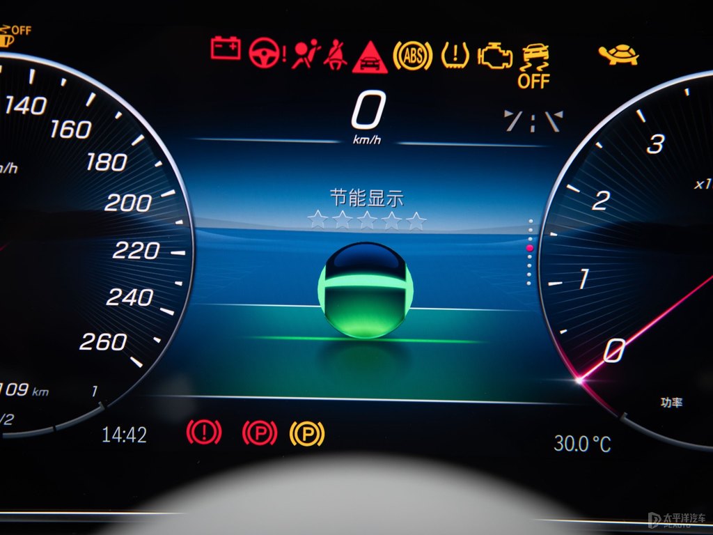 北極白奔馳C級(jí)中控內(nèi)飾圖片