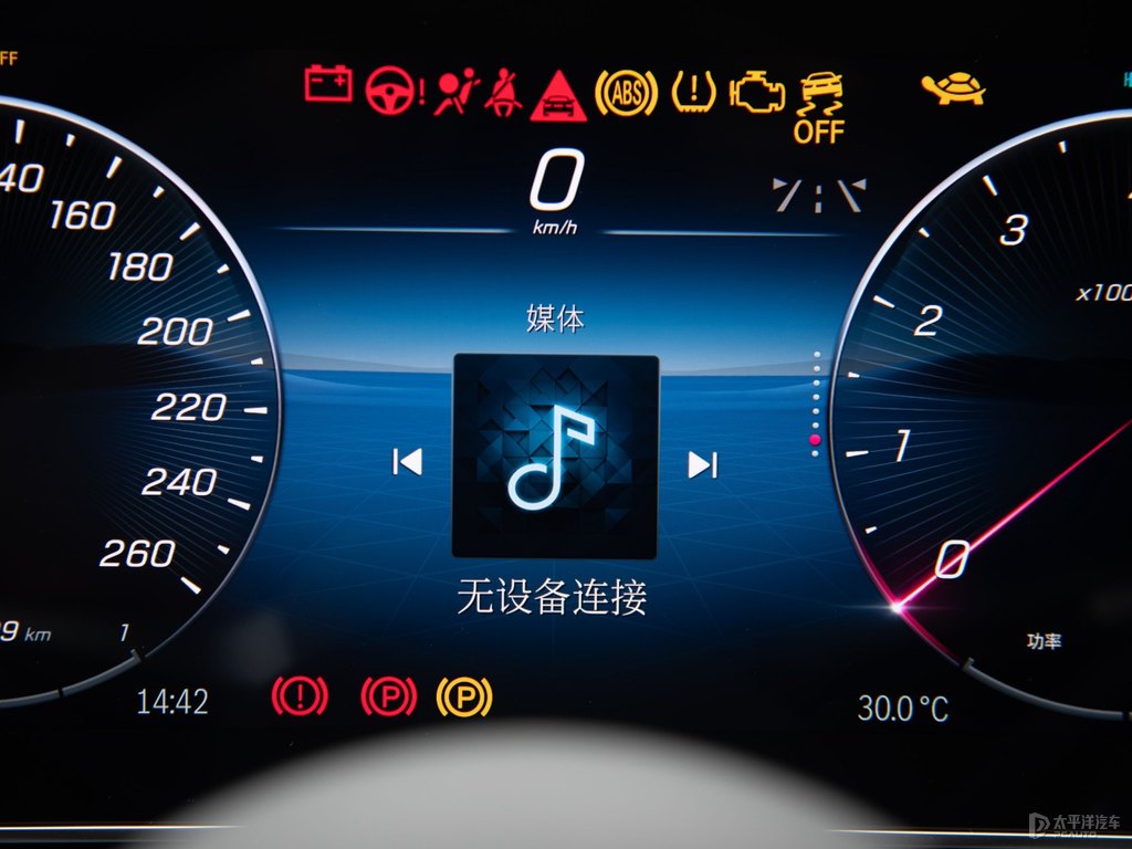 北極白奔馳C級(jí)中控內(nèi)飾圖片