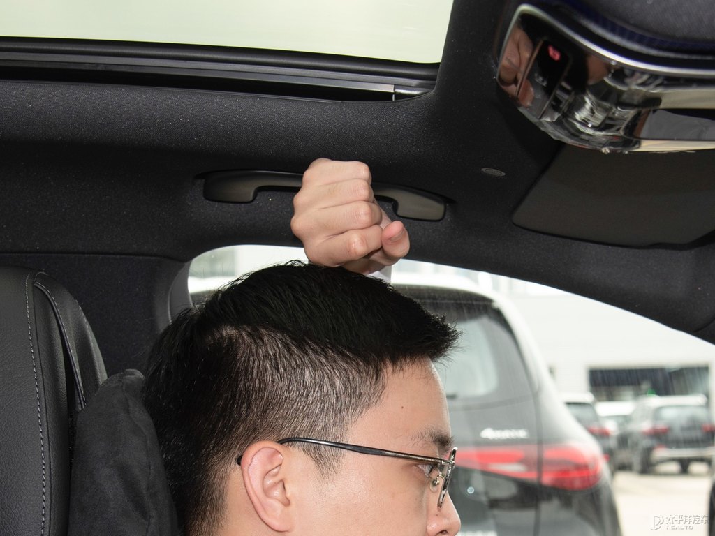 北極白奔馳C級(jí)駕乘空間空間圖片