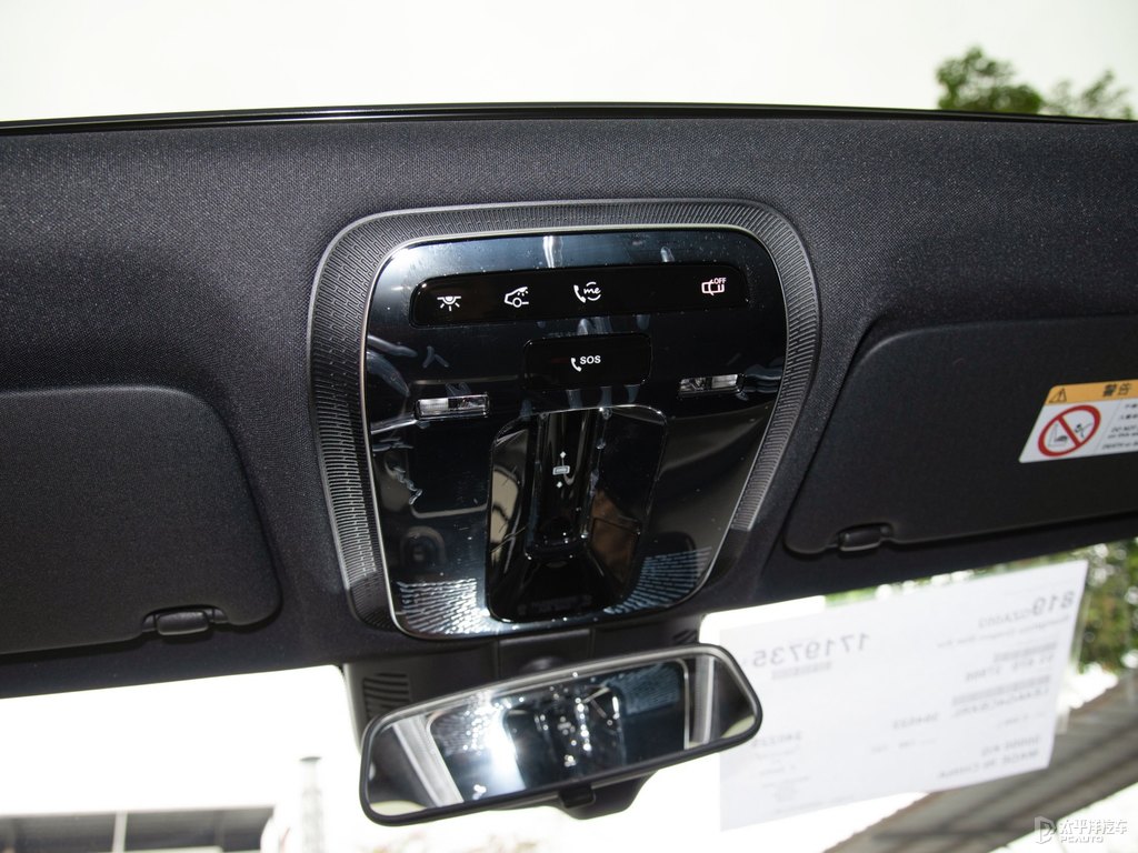 北極白奔馳C級(jí)車廂內(nèi)飾圖片