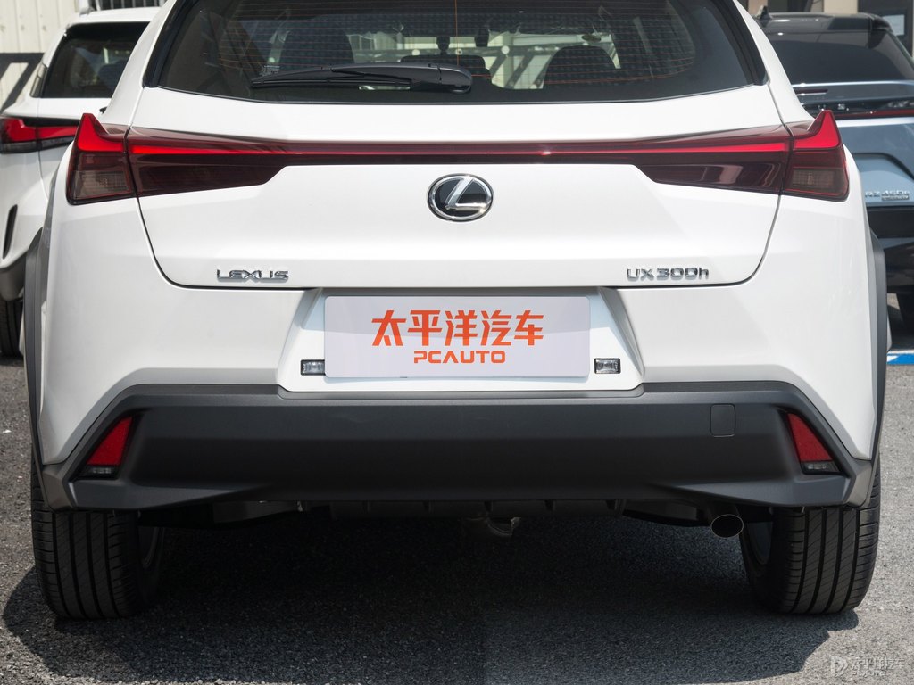 超音速石英白雷克薩斯UX車尾外觀圖片