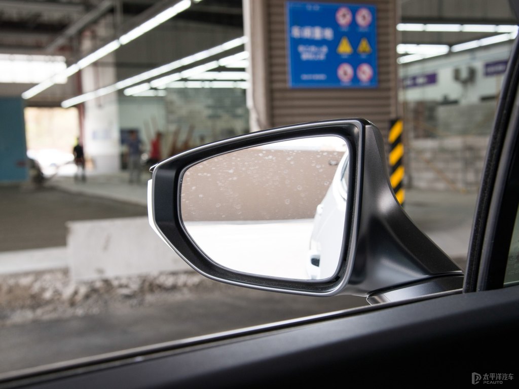 超音速石英白雷克薩斯UX車身外觀圖片