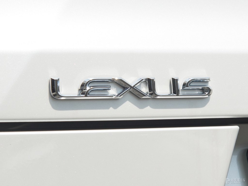 超音速石英白雷克薩斯UX車尾外觀圖片