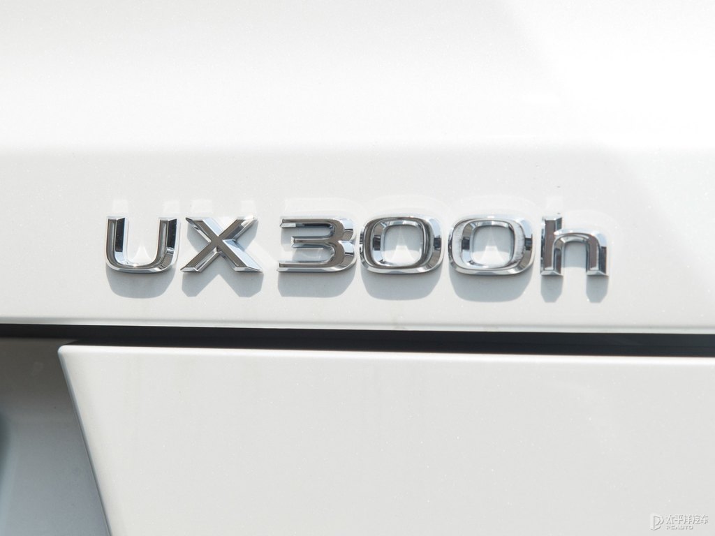 超音速石英白雷克薩斯UX車尾外觀圖片