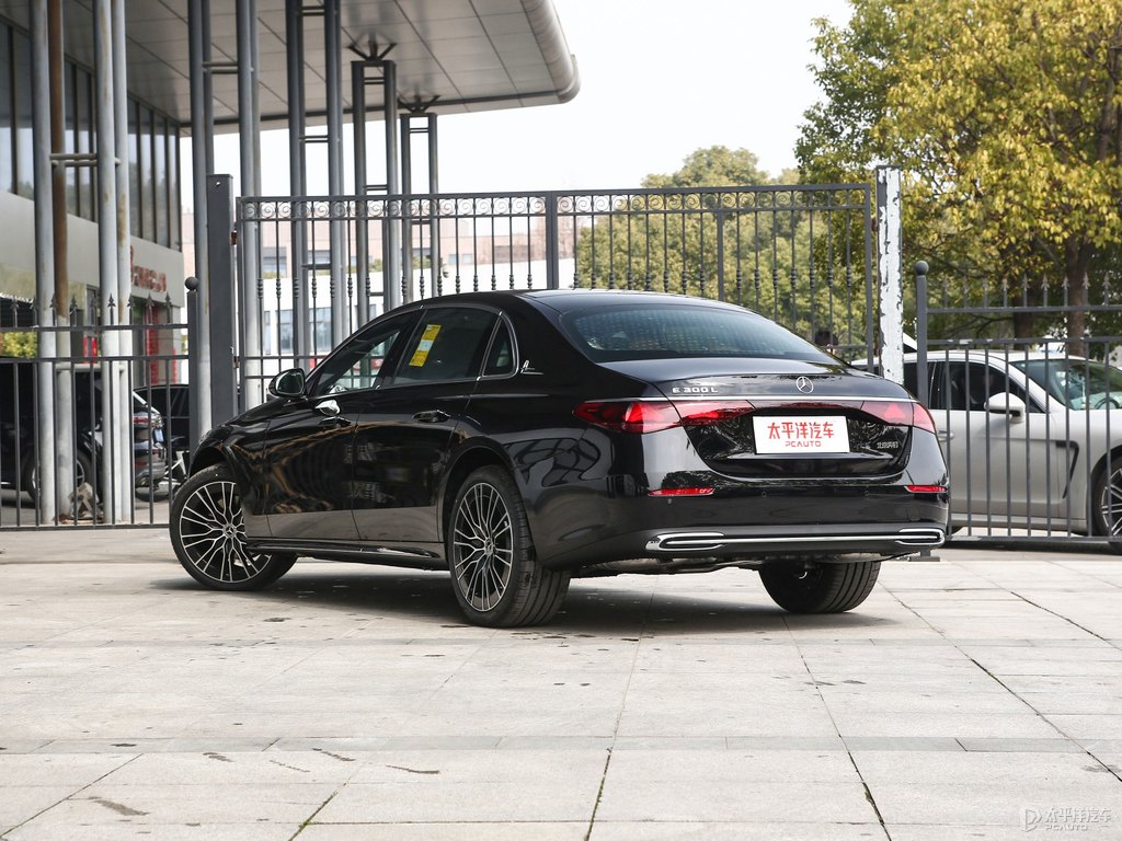 曜巖黑奔馳E級(jí)整車(chē)外觀外觀圖片