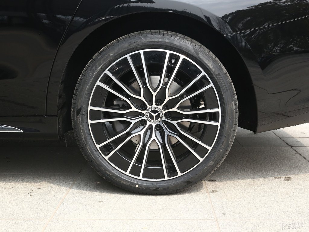 曜巖黑奔馳E級(jí)車身外觀圖片