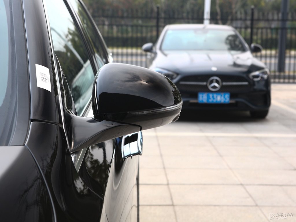 曜巖黑奔馳E級(jí)車(chē)身外觀圖片