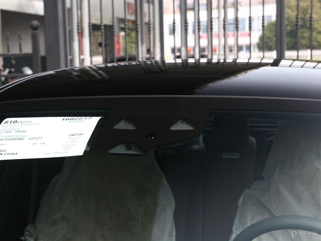 曜巖黑奔馳E級(jí)車身外觀圖片