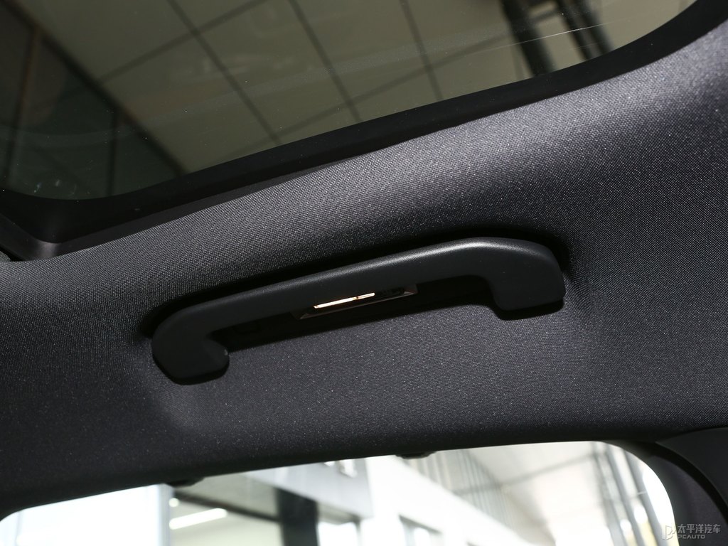 曜巖黑奔馳E級車廂內(nèi)飾圖片